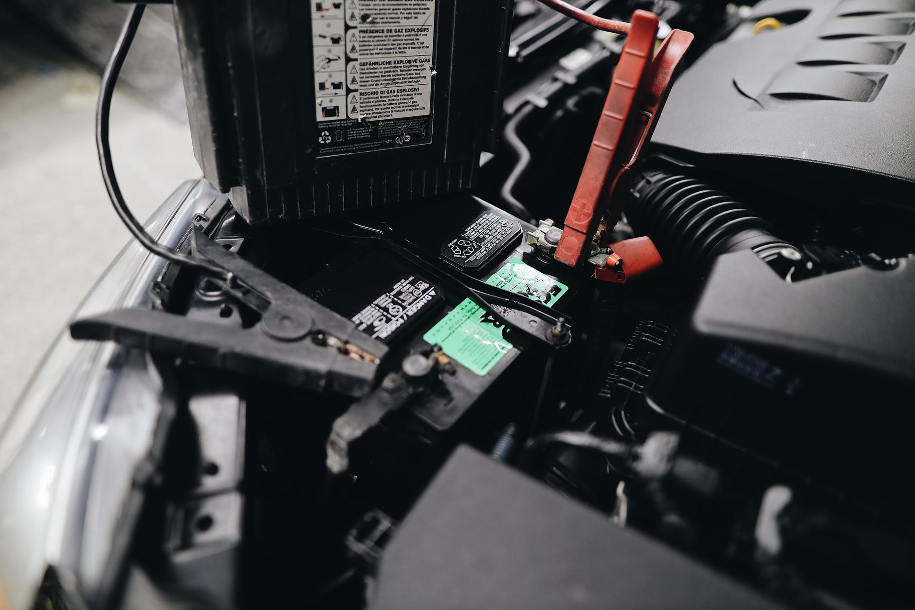 car battery changing , تيديل بطاريات , خدمة تبديل بطارية السياراة , البطارية السيارة ,